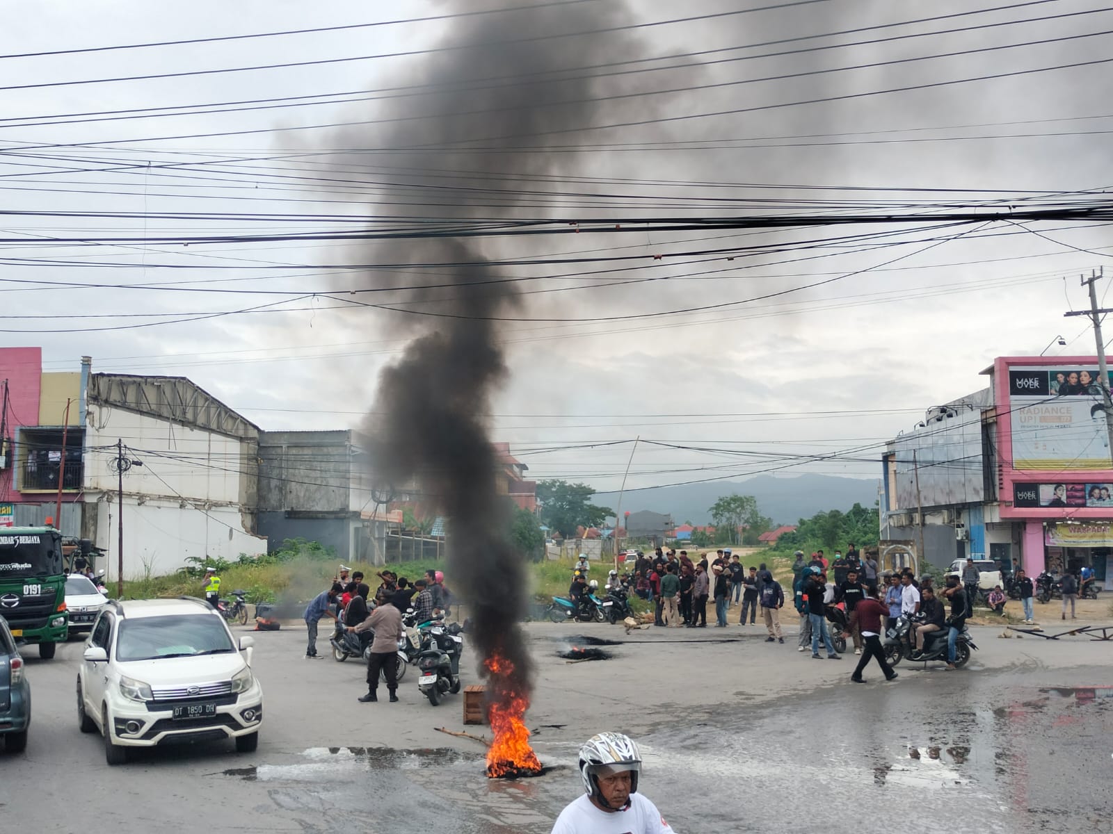 Penghina Suku Muna Belum Ditangkap, Massa Aksi Blokade Jalan Pertigaan UHO