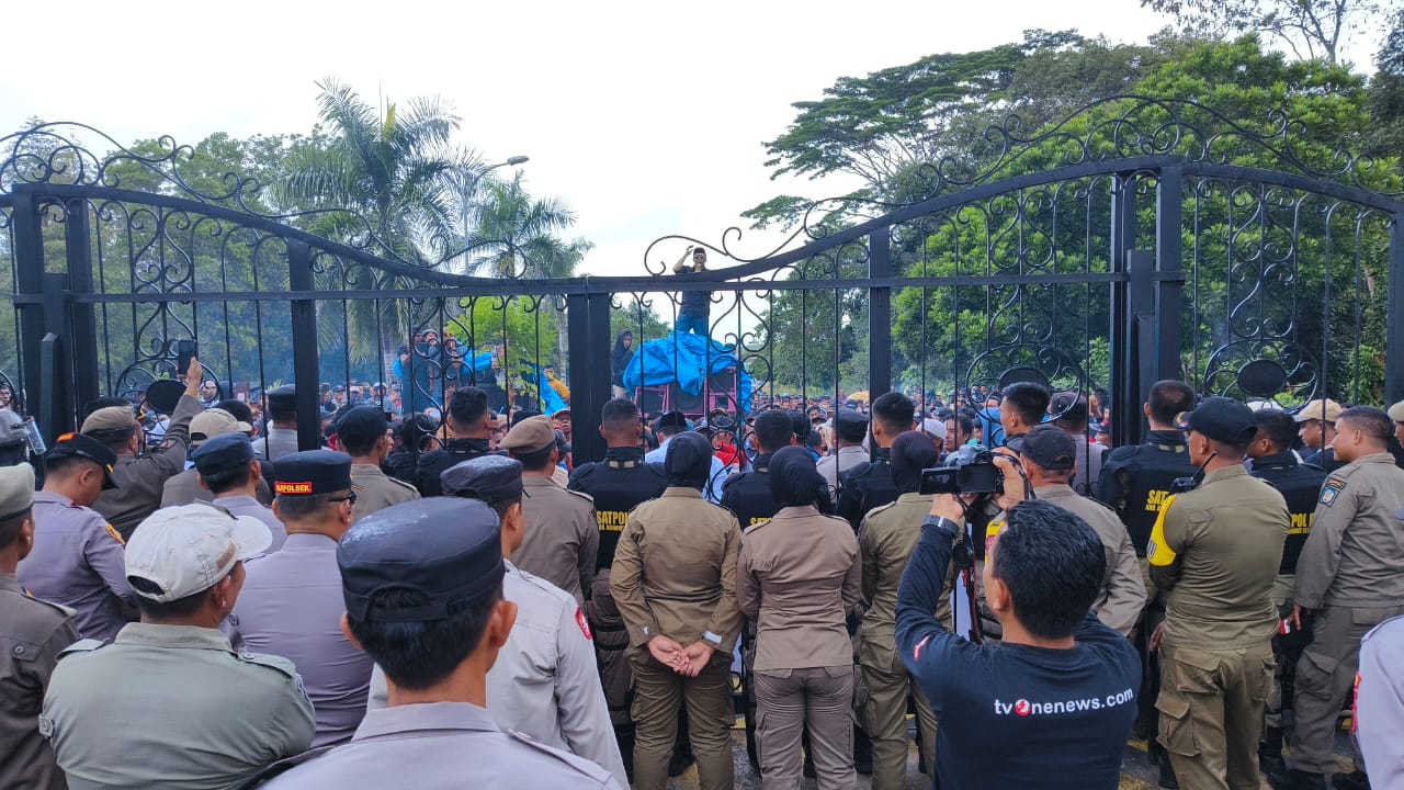 Ribuan Masyarakat Konawe Selatan Tuntut Pelantikan Kades Terpilih