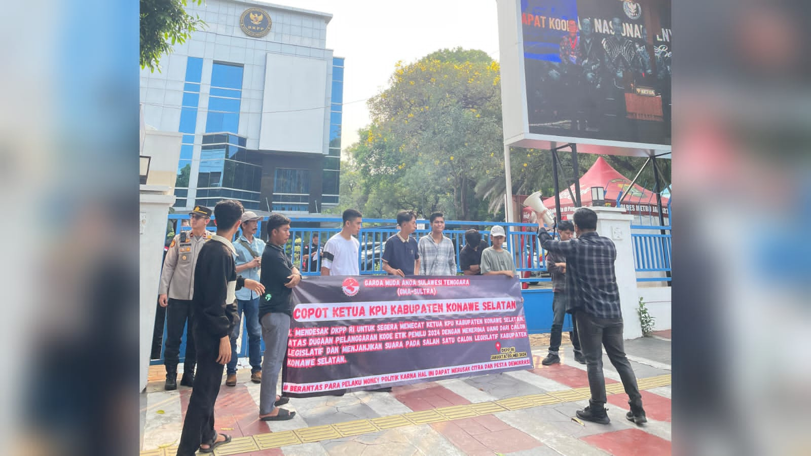 Geruduk DKPP dan Bawaslu RI, GMA Sultra Minta Ketua KPU Konawe Selatan Dicopot