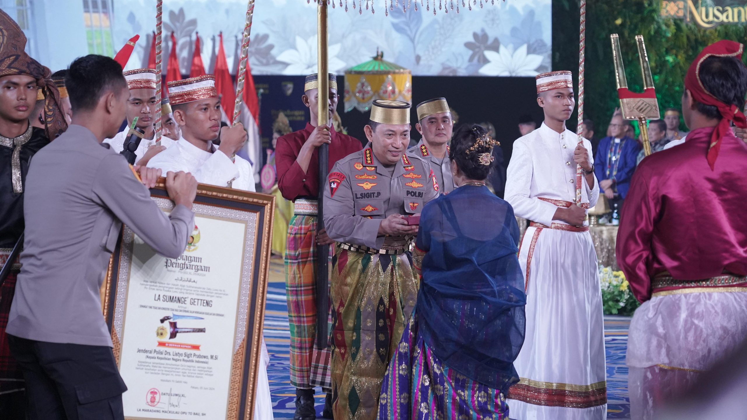 Kapolri Dianugerahi Gelar Adat-Pusaka oleh Dewan Adat dan Kerajaan di Sulawesi Selatan