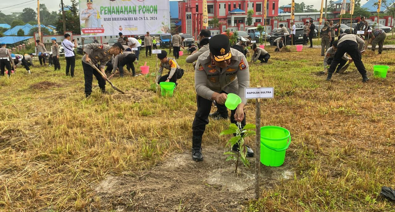 Meriahkan Hari Bhayangkara ke-78, Polda Sultra Gelar Penanaman Pohon di Kendari