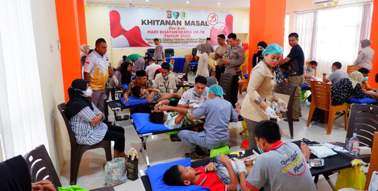 Khitanan Massal Meriahkan Hari Bhayangkara ke-78 di Rumkit Bhayangkara Kendari