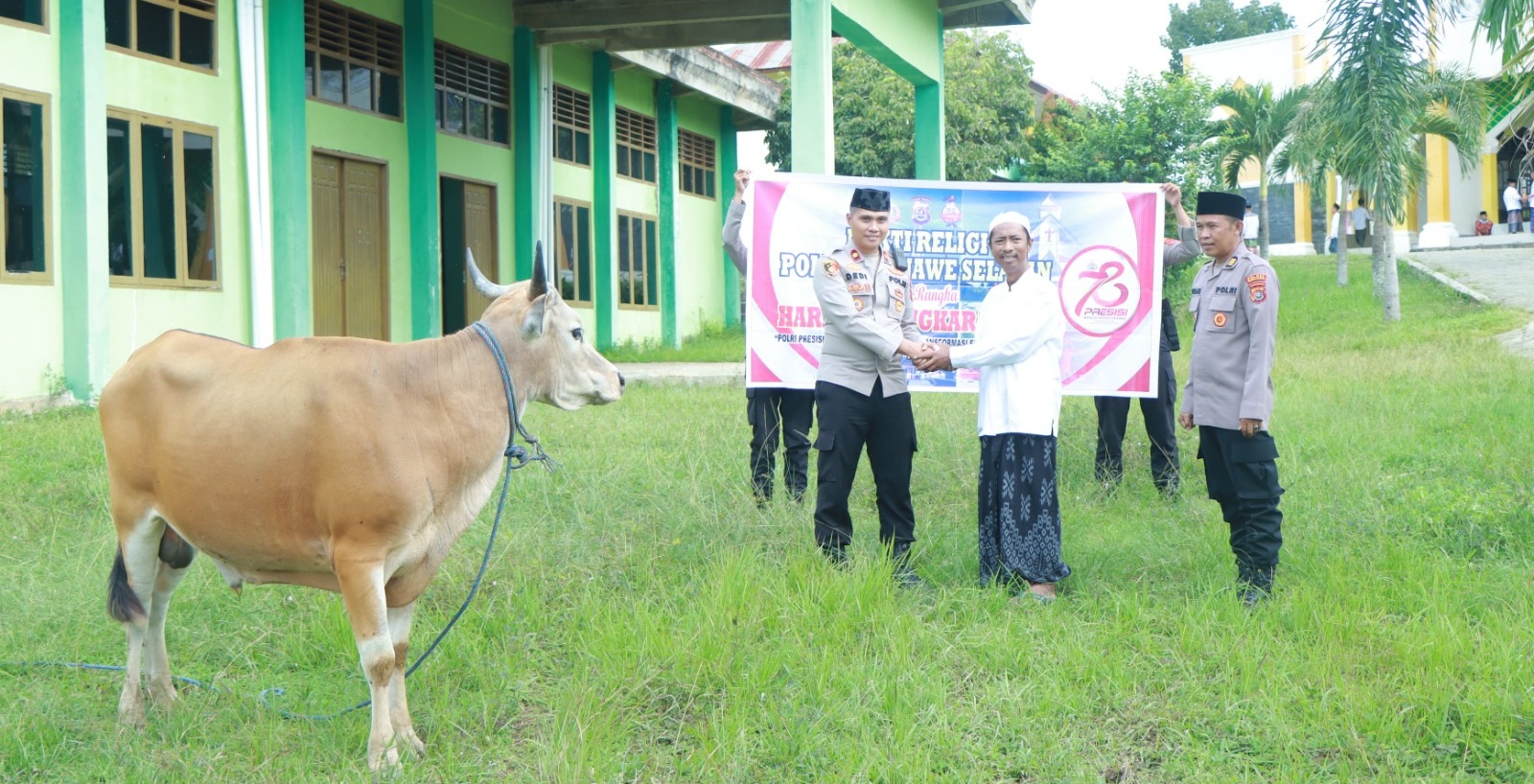 Polres Konawe Selatan Serahkan Sapi Kurban di Ponpes Minhajut Thullap