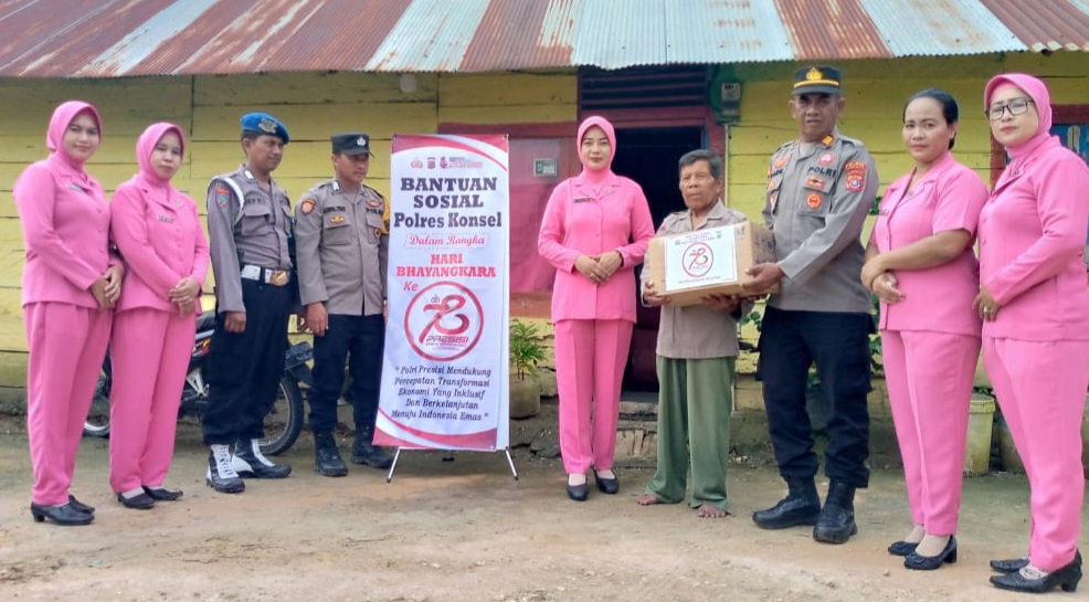 Peduli Warga Kurang Mampu, Polsek Andoolo Serahkan Bantuan Paket Sembako di Empat Desa