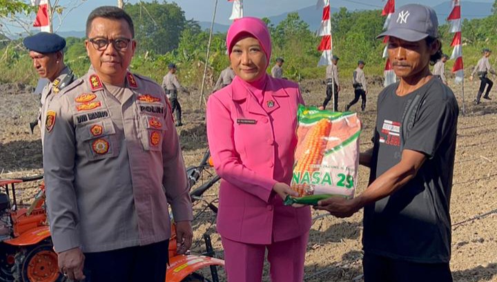 Dukung Ketahanan Pangan, Polda Sultra Berikan Bantuan Petani di Konawe Selatan