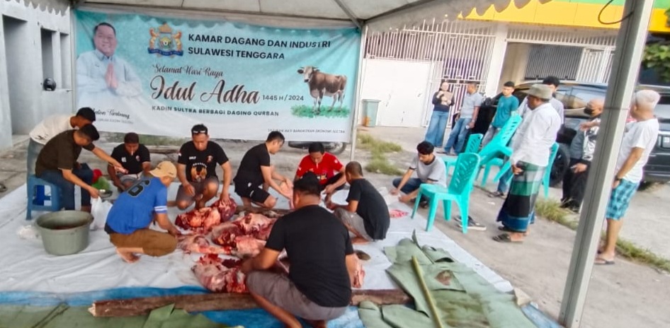 Kadin Sultra Sebar Ratusan Kilo Daging Kurban untuk Warga Kendari