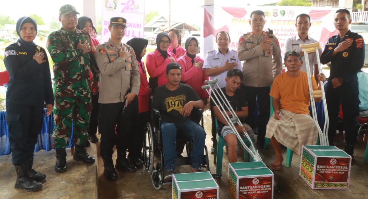 Bakti Kesehatan, Polres Konawe Selatan Bantu Warga Disabilitas Kursi Roda dan Tongkat