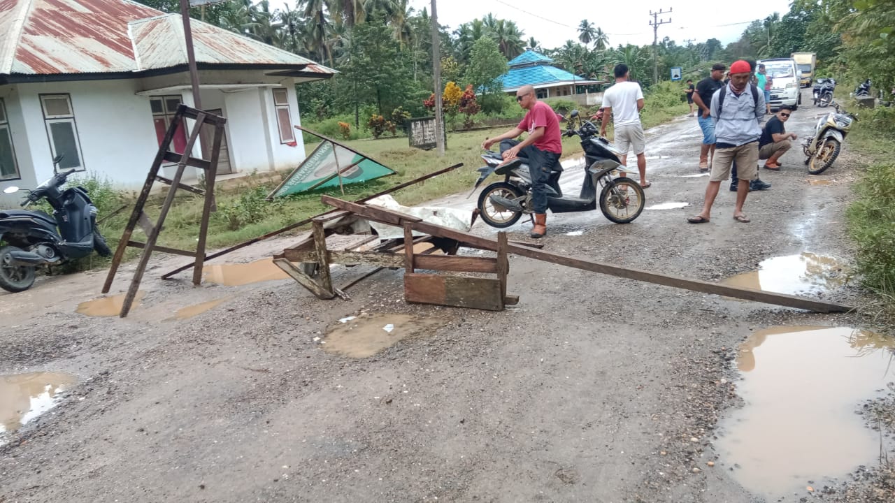 Warga Blokade Jalan, Bupati Konawe Selatan Mengaku "Pedoko" Lihat Jalan Provinsi Rusak Berat