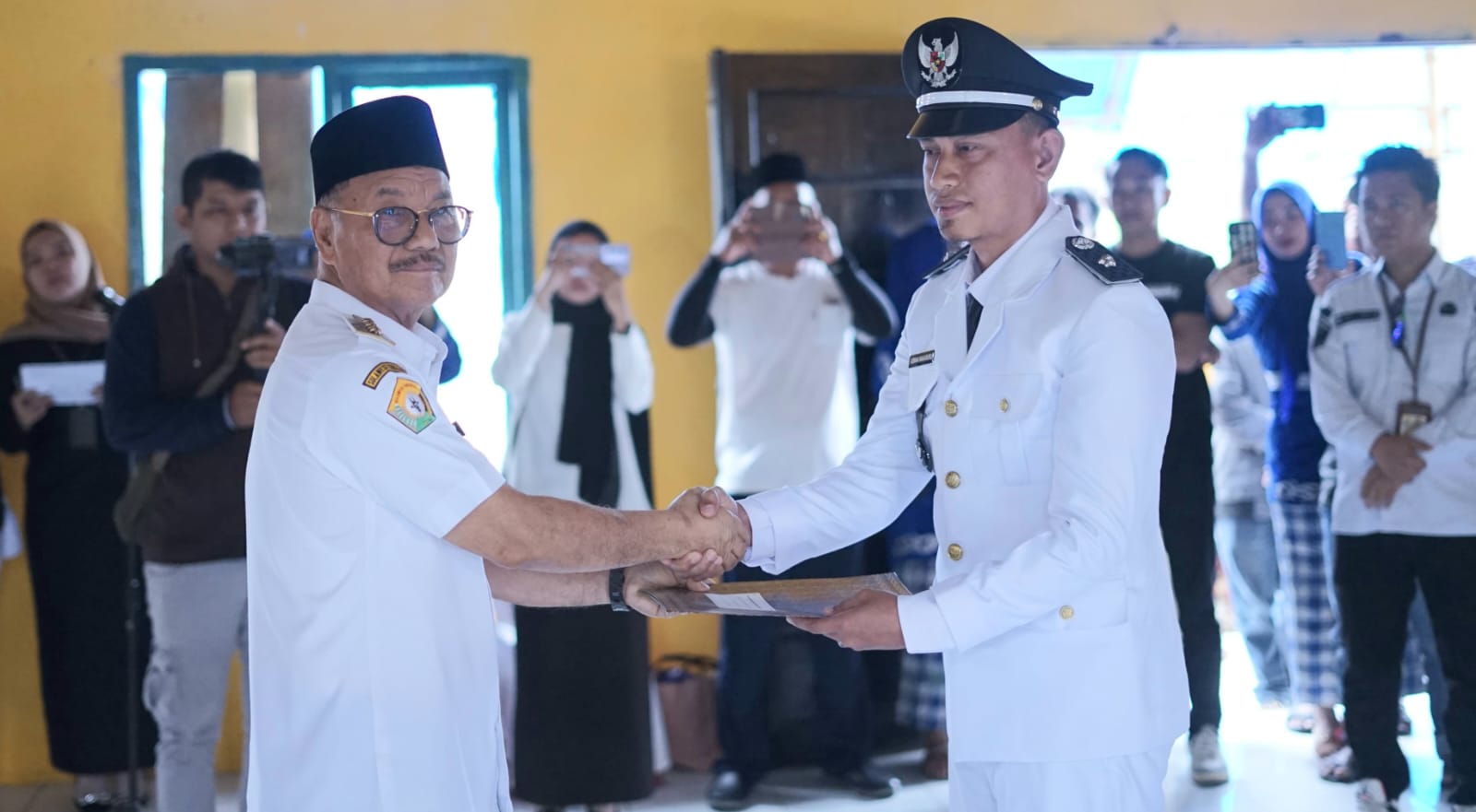 Bupati Konawe Selatan Lantik Aswan Makaruru dan Sudirman Jadi Kades Horodopi dan Alakaya