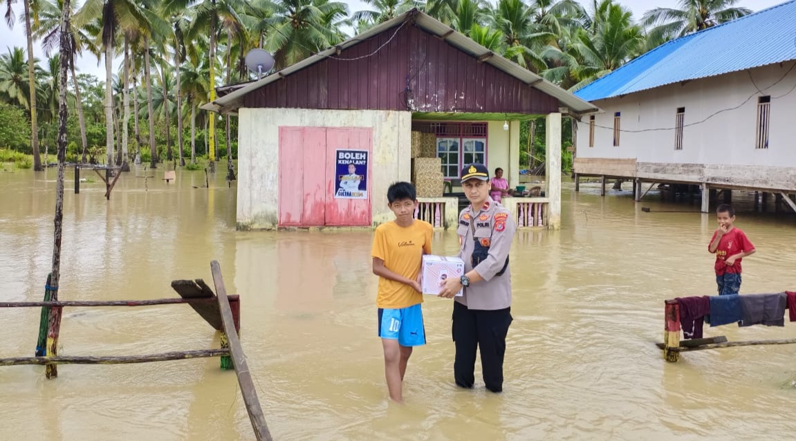 Polsek Moramo Bantu Warga yang Rumahnya Kebanjiran