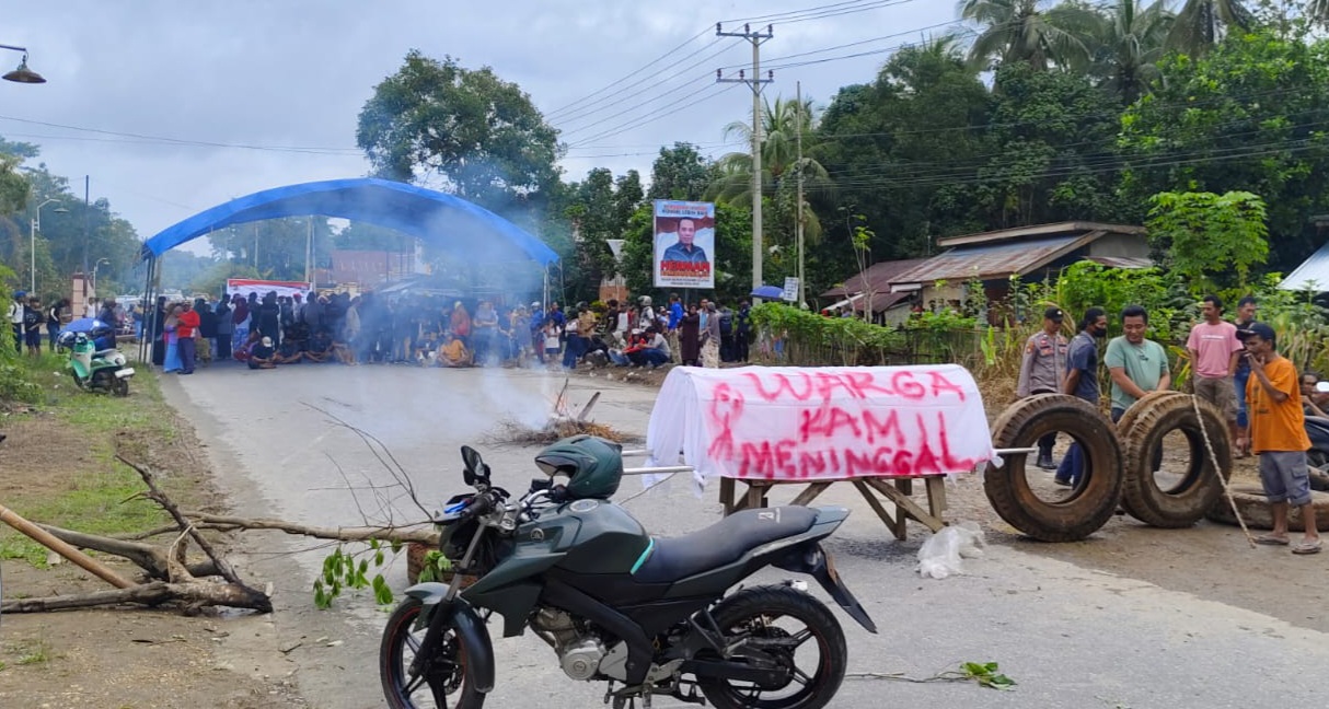 Berlubang dan Sering Memakan Korban Jiwa, Warga Konawe Selatan Blokir Jalan Provinsi