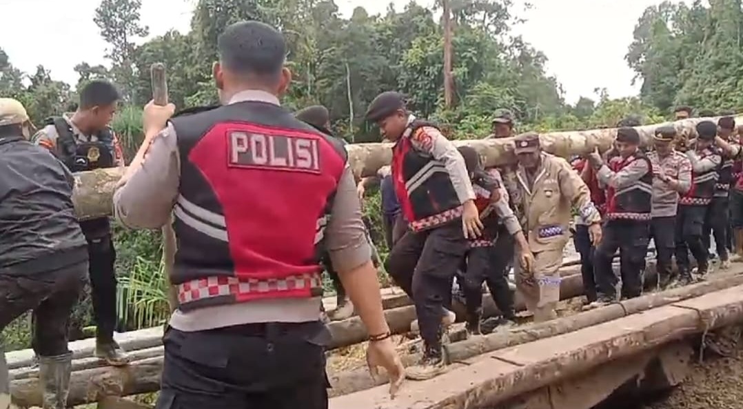 Gotong Royong Polres Konawe Bersama Warga Meluhu, Jalur Konawe - Konut dapat Dilalui Kendaraan