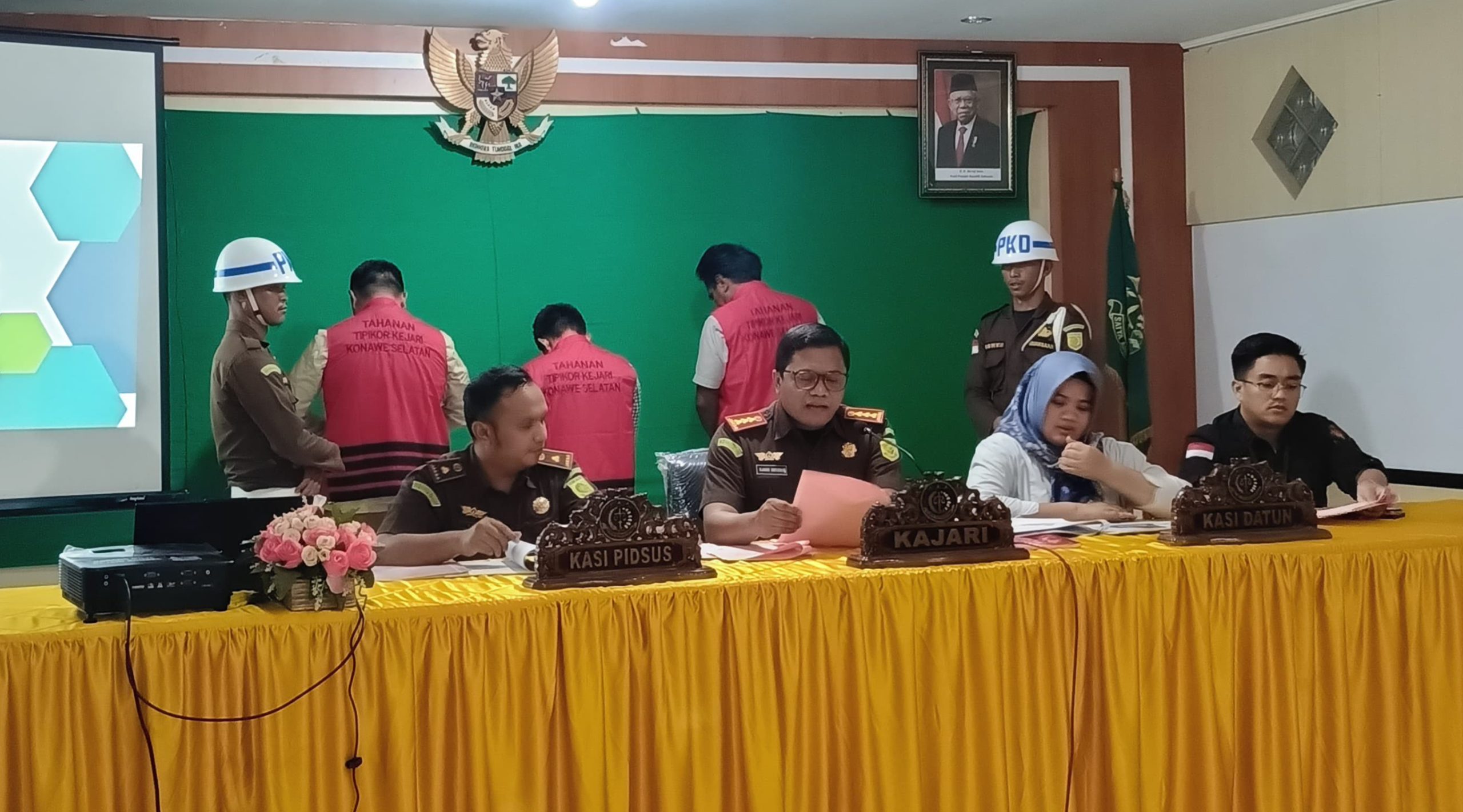 Kejari Konawe Selatan Tahan Tiga Tersangka Dugaan Tipikor Proyek Peningkatan Jalan UPT Roda