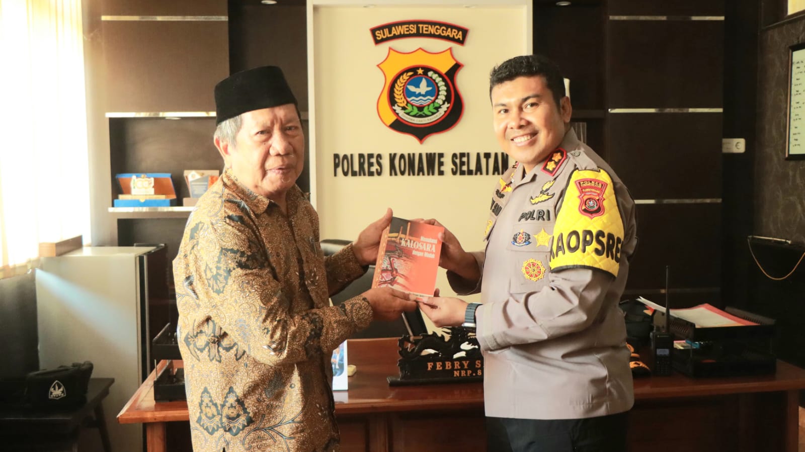 Kapolres Konawe Selatan Dihadiahi Buku "Memahami Kalosara Dengan Mudah"