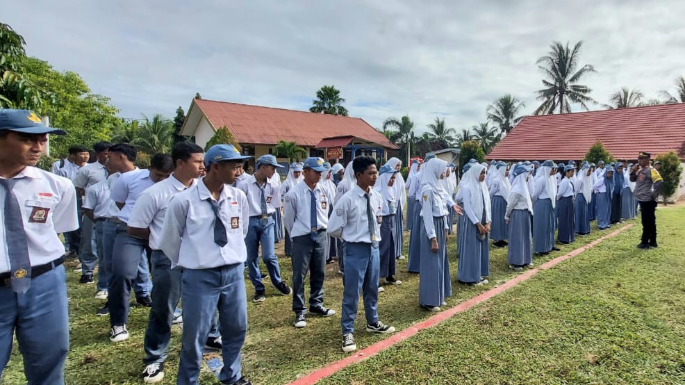 Pimpin Upacara di SMA, Kapolsek Andoolo Imbau Siswa Bijak Bermedia Sosial dan Hindari Hukuman