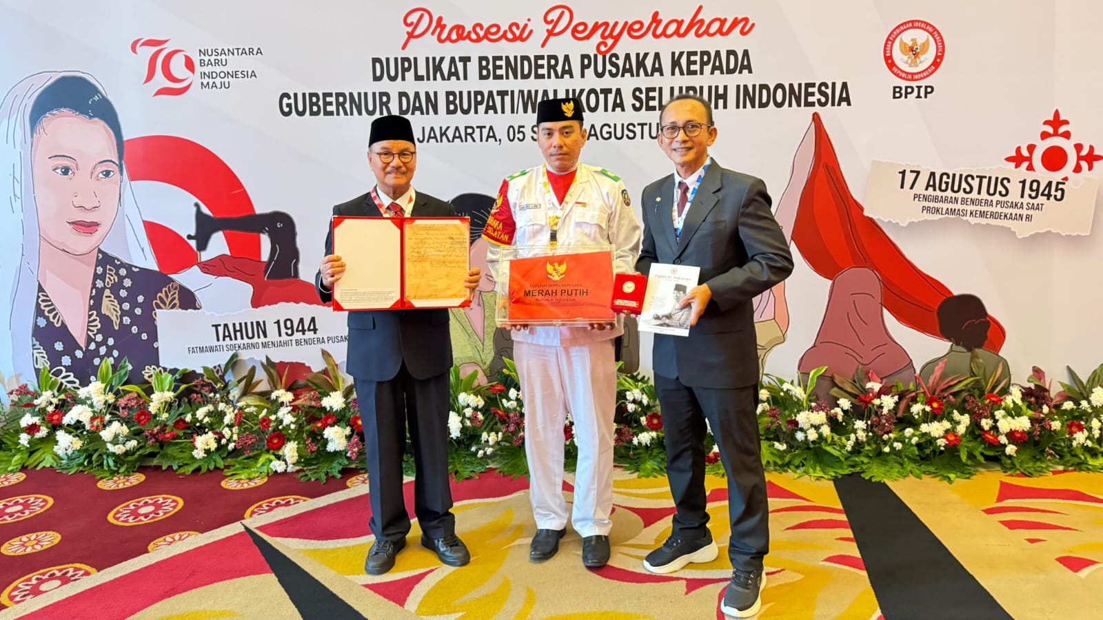 HUT ke-79 RI, Bupati Surunuddin Terima Duplikat Bendera Pusaka untuk Dikibarkan di Konawe Selatan