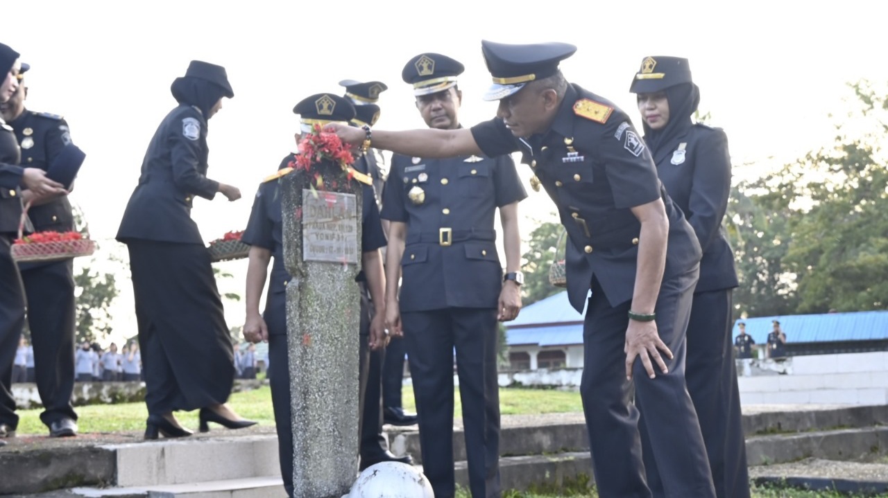 Peringati Hari Pengayoman ke-79, Kemenkumham Sultra Tabur Bunga di TMP Watubangga