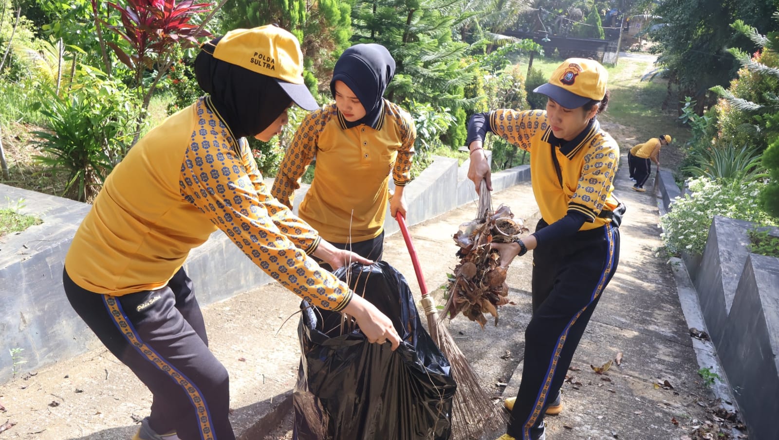 Peringati HUT ke-76, Polwan Polda Sultra Gelar Bakti Sosial Pembersihan Rumah Ibadah