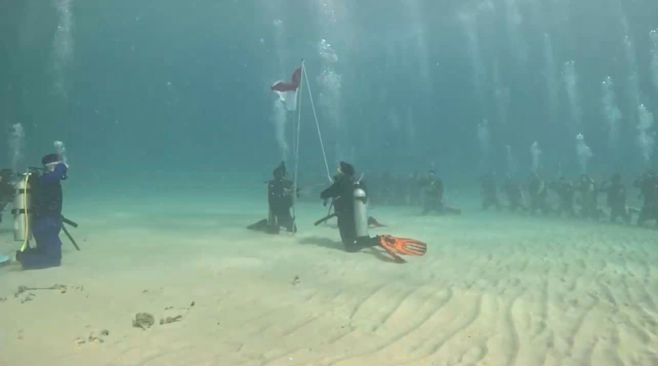 Ditpolairud Polda Sultra dan Komunitas Scuba Diving Kibarkan Bendera Merah Putih di Bawah Laut Namu