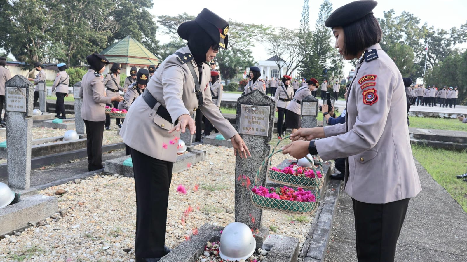 Polwan Polda Sultra Ziarah di TMP Watubangga