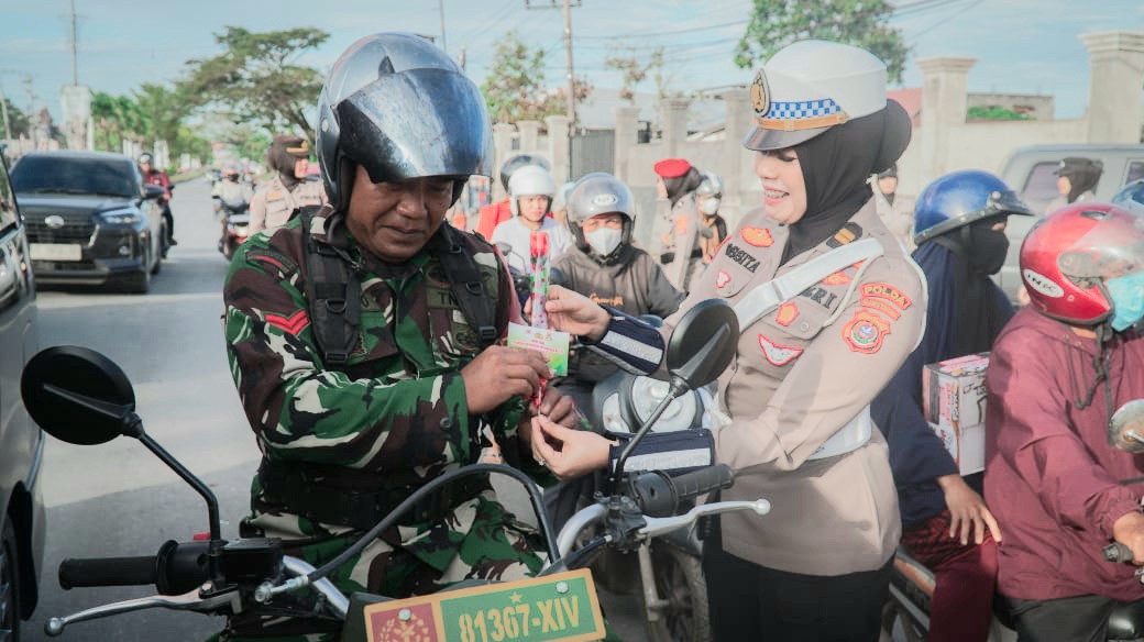 Rayakan Hari Jadi ke-76, Polwan Polda Sultra Bagikan Bunga Mawar Pada Pengendara di Kendari