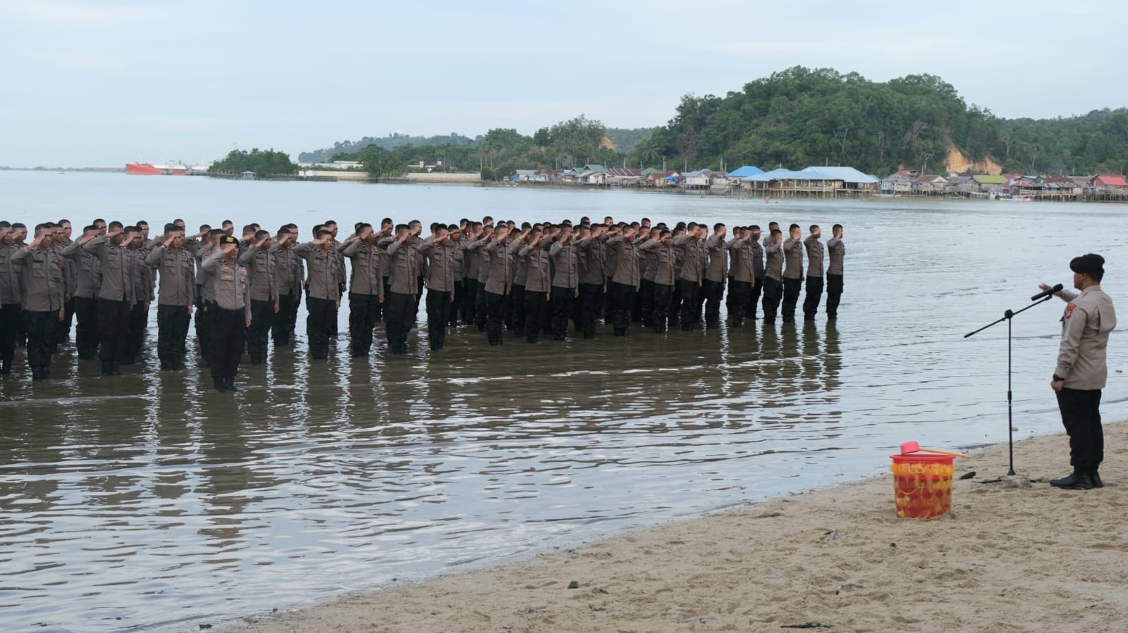 Polda Sultra Gelar Tradisi Pembaretan Perwira SIP, Akpol dan Bintara Remaja di Pantai Nambo