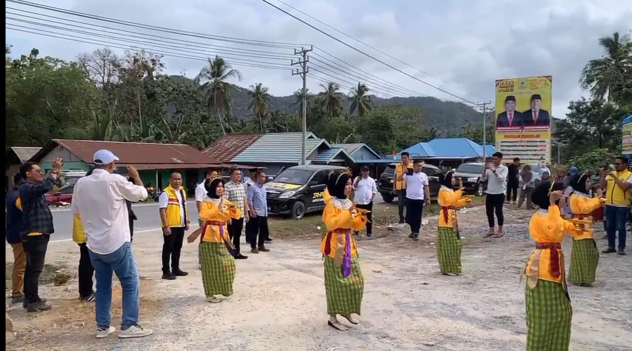 Kukuhkan Tim Pemenangan Moramo dan Moramo Utara, Pasangan Irham-Wahyu Disambut Tarian Mondotambe