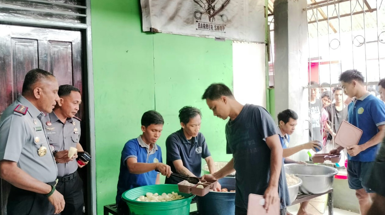 Pastikan Asupan Gizi WBP Terpenuhi, Kakanwil Kemenkumham Sultra Monitoring Pembagian Makanan di Rutan Kendari