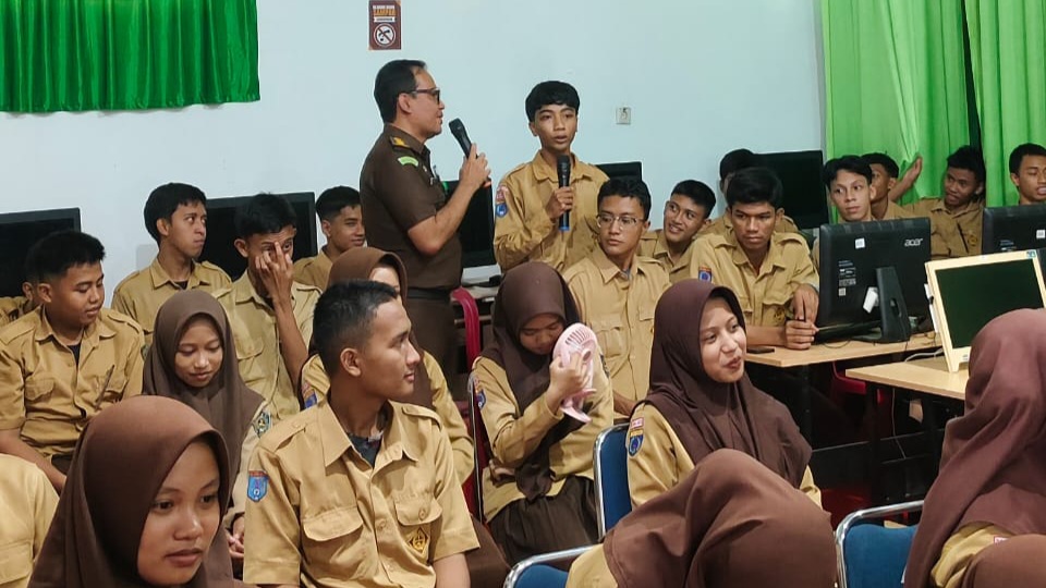 JMS di SMAN 2 Kendari, Penkum Kejati Sultra Sampaikan Dampak UU ITE dan Narkotika