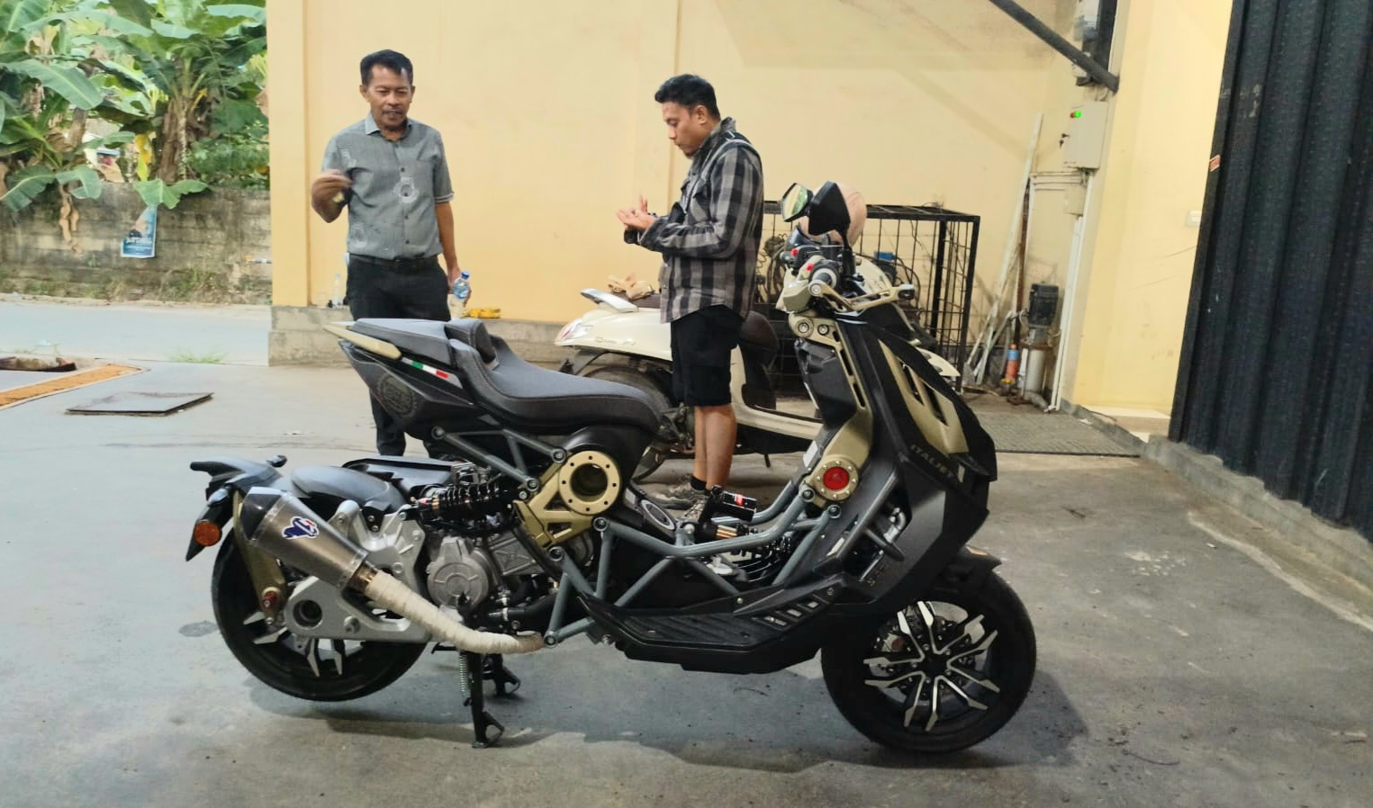 Temui Ketua Tim Pemenangan, Afdhal Kendarai Motor Italjet Dragster Seharga 145 Juta