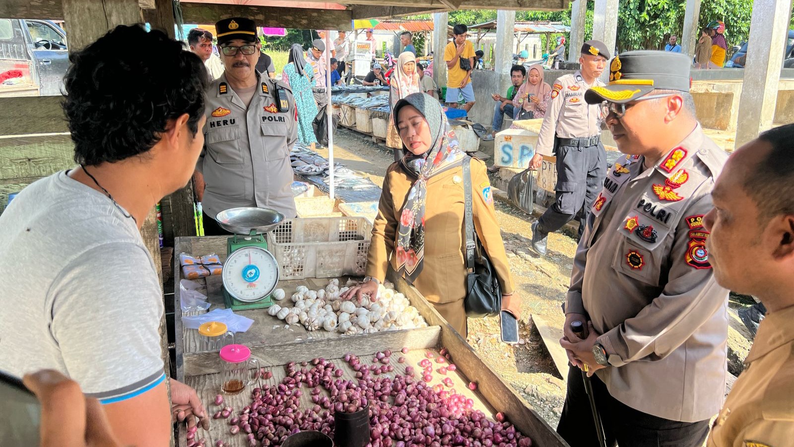 Pastikan Ketersediaan dan Harga Sembako Aman Jelang Ramadan 2025, Kapolres Konsel Pantau Pasar Tradisional