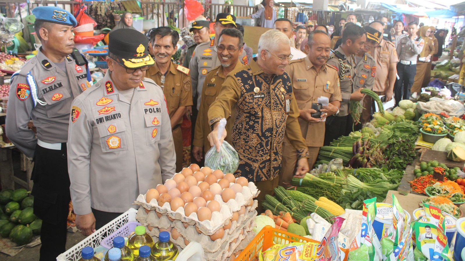 Pantau Kenaikan Harga Bahan Pokok Jelang Ramadan 2025, Kapolda Sultra Sidak Pasar Sentral Kendari