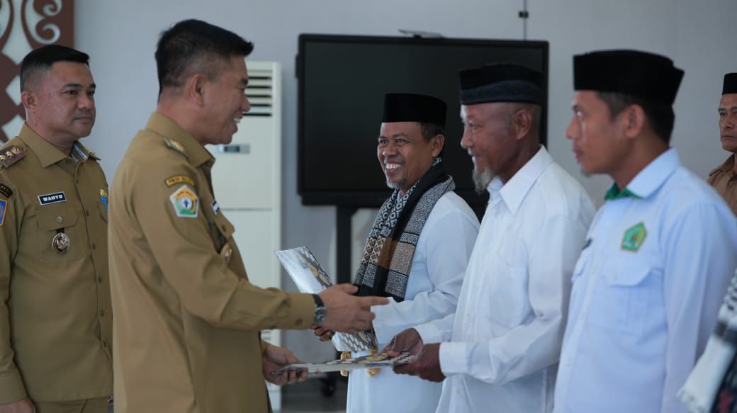 Imam Kecamatan se-Konawe Selatan Terima SK Pengangkatan