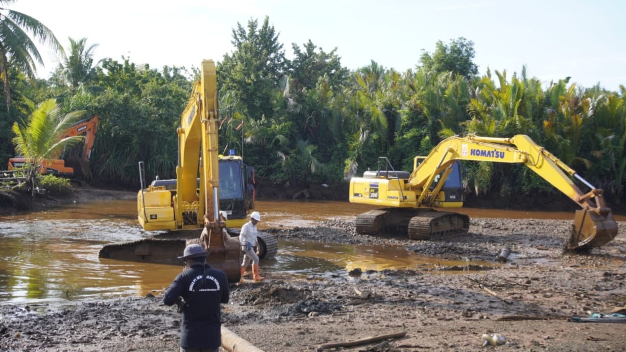 Respons Permintaan Warga, PT GKP Lakukan Normalisasi Sungai