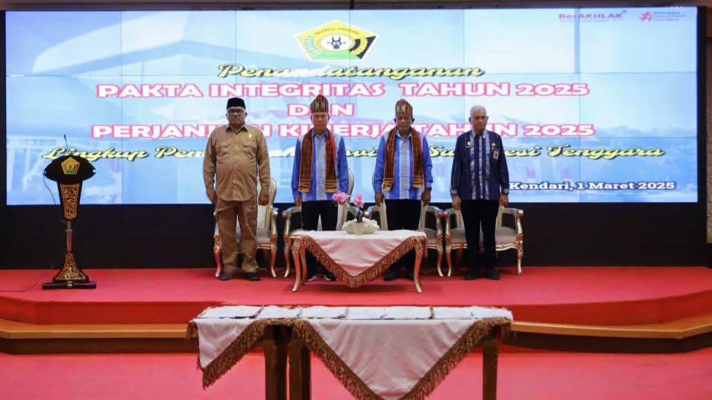 Gubernur Sultra Andi Sumangerukka Teken Pakta Integritas dan Perjanjian Kinerja 2025