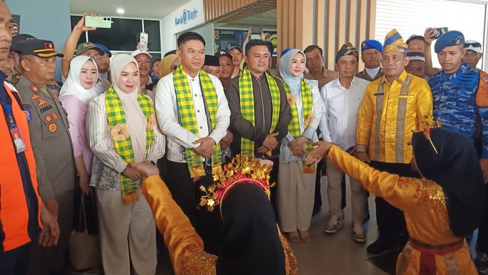 Tiba di Bandara Haluoleo, Bupati dan Wakil Bupati Konsel Disambut Tarian Mondotambe