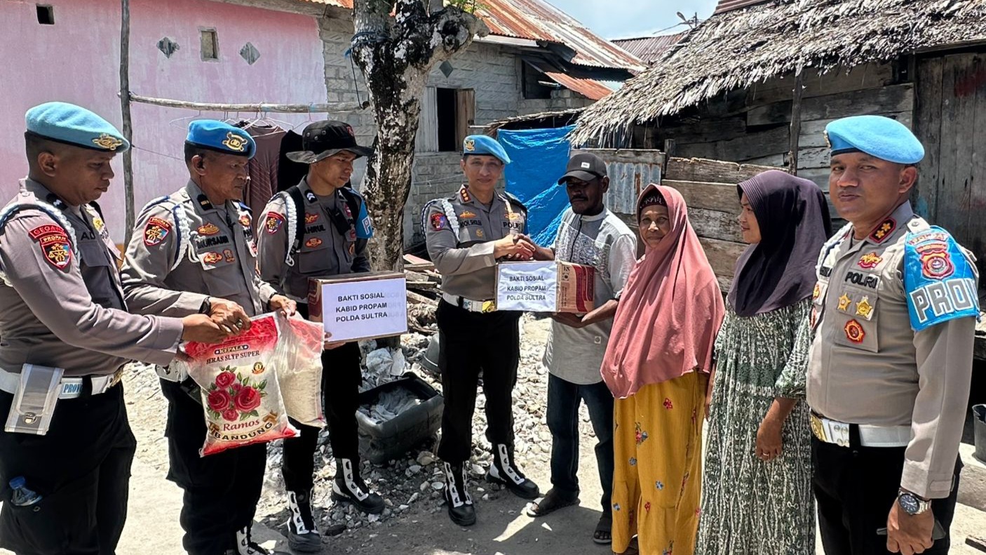 HUT Propam ke-22, Kabid Propam Polda Sultra Bagikan Sembako di Pulau Saponda Konawe