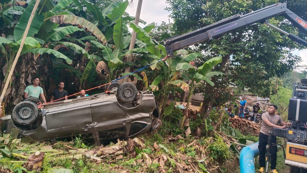 Personel Ditsamapta Polda Sultra Evakuasi Mobil yang Kecelakaan Tunggal di Puuwatu